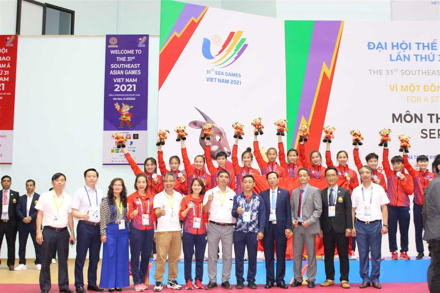  Ban Tổ chức chụp ảnh lưu niệm với đội tuyển cầu mây nữ Việt Nam.